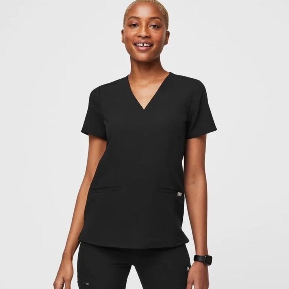 FIGS Women's Casma Three-Pocket Scrub Top in Black